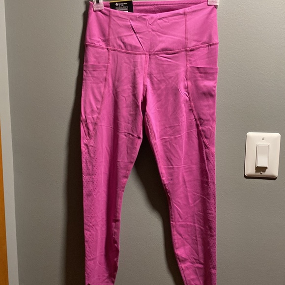 BRAND NEW EVERYDAY PERFORATED LEGGING SIZE MEDIUM! NWT! 25” INSEAM! - Picture 3 of 11